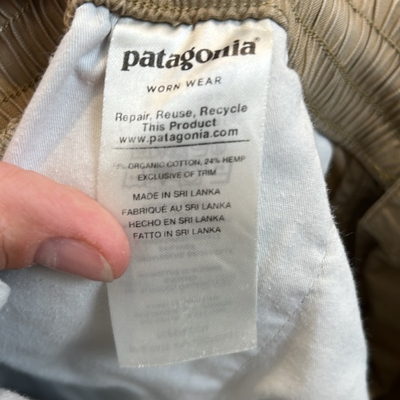 Patagonia men’s Tan Cargo Shorts size 32. - Picture 9 of 13